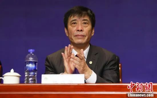 性赞助商的游泳俱乐部